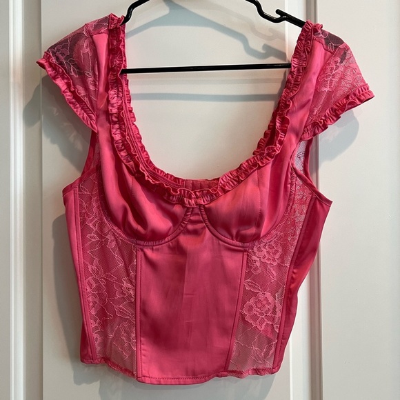 Forever 21 Tops - Forever 21 Pink Lace Trimmed cropped top M